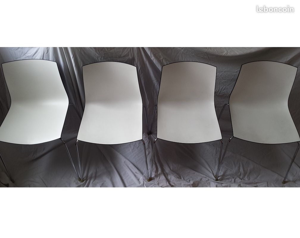 Lot 4 chaises élégantes, marque Arper Catifa 46, bicolore blanc/noir, pieds acier chromé et patins (image 1)