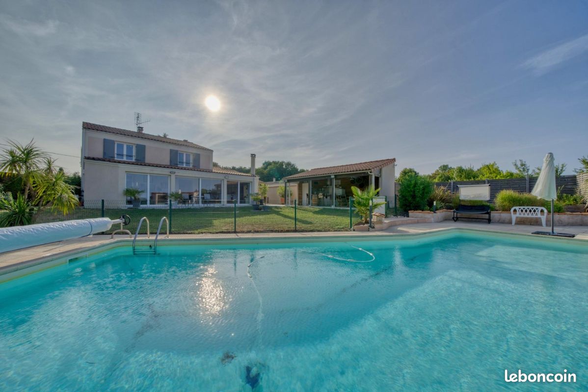 Maison 6 pièces 217 m² · à Saintes · 217 m² · 527 000 €