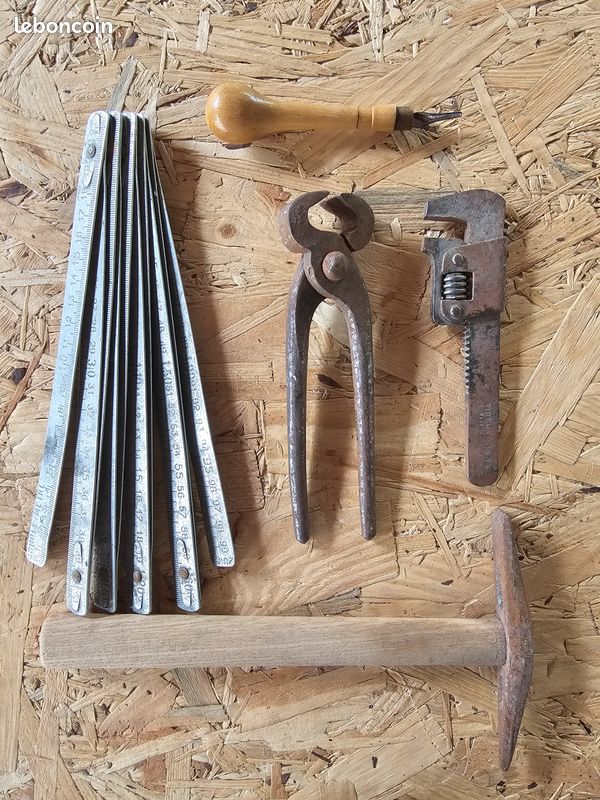 Mètre alu pliant de charpentier, tenaille de maréchal, clé à molette de mécanicien, gouge paume de menuisier et marteau de soudeur (image 1)