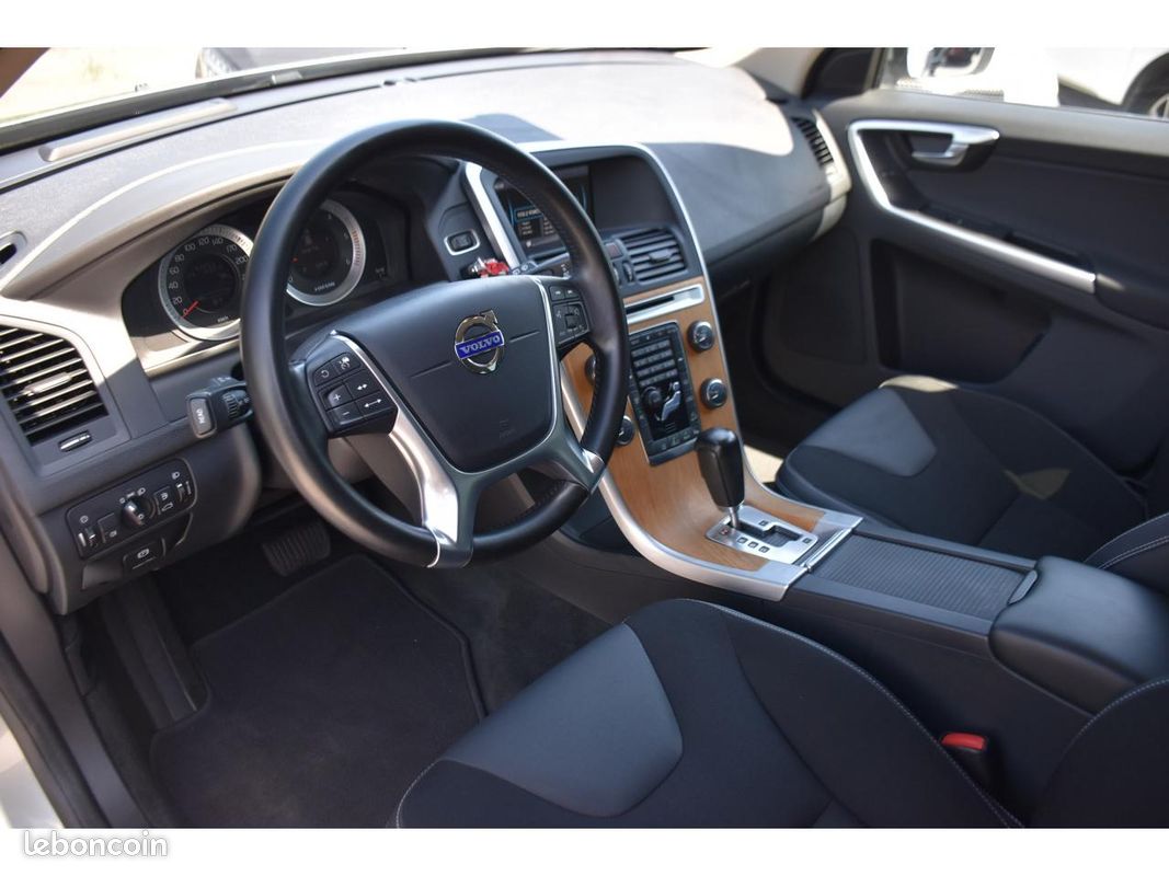 VOLVO XC60 D5 FAP AWD - 205 - BVA Geartronic Momentum (image 15)