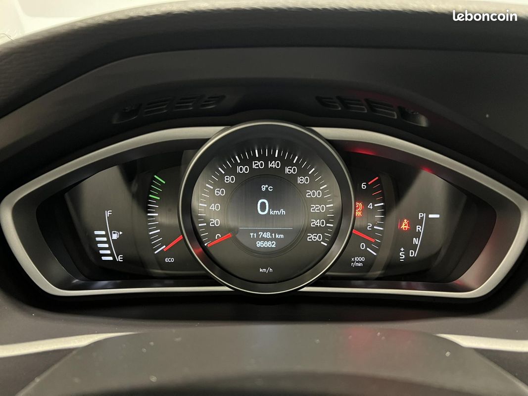 VOLVO V40 D2 120 Geartronic 6 Momentum (image 11)