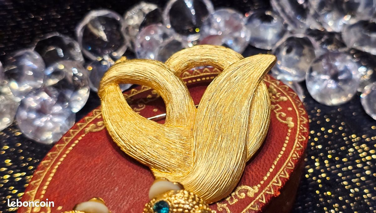 Grande élégante broche couleur argent fleur arum perles nacre bijou