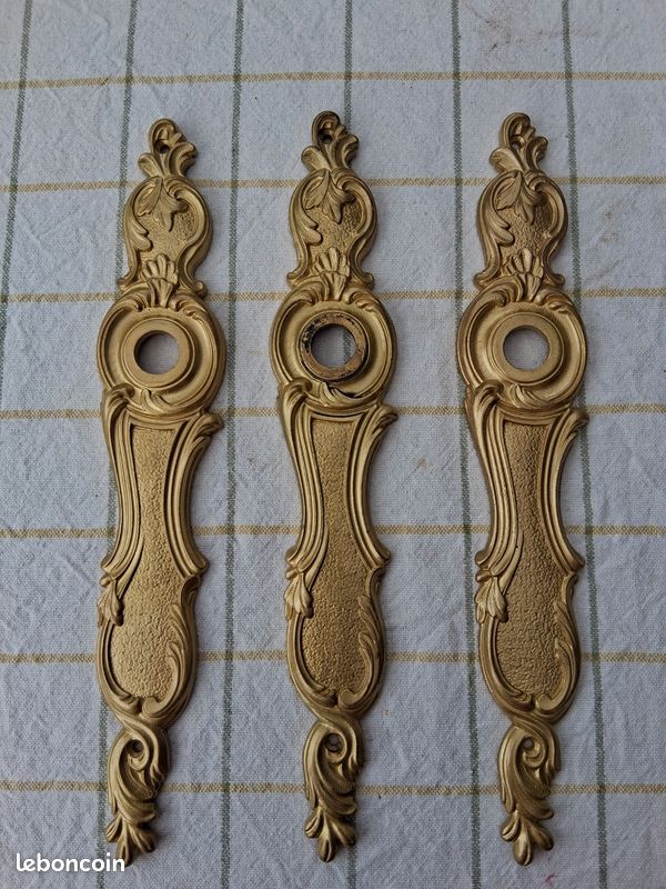 Lot de 3 plaques de propreté Louis XV en laiton poli pour poignée de porte (image 1)