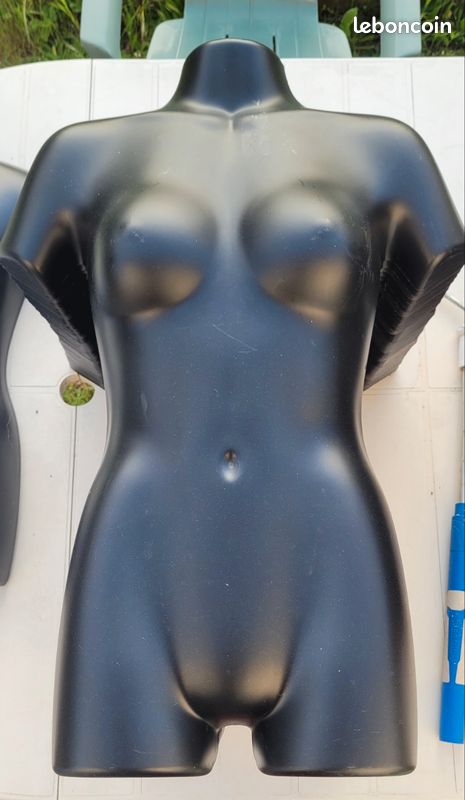 Buste mannequin femme noir mat – vitrine / déco / couture (image 1)