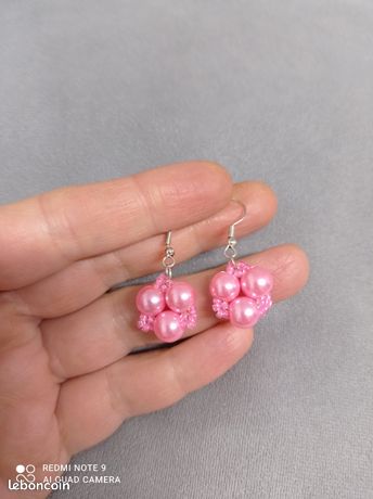 Boucles D'oreilles Pendantes Roses En Perles Diverses - Neuves Sans Emballage