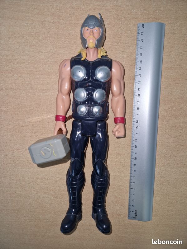 Marvel Figura De Thor De 15cm Con Accesorio