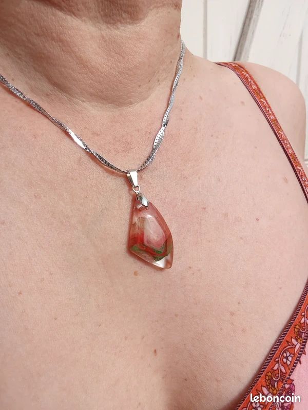 Collier pendentif en résine tranparent (image 3)