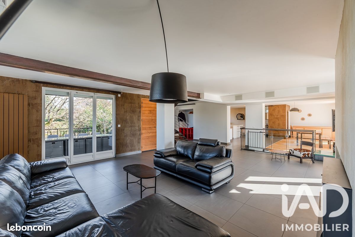 Maison 8 pièces 338 m² · à Dommartin · 338 m² · 850 000 €
