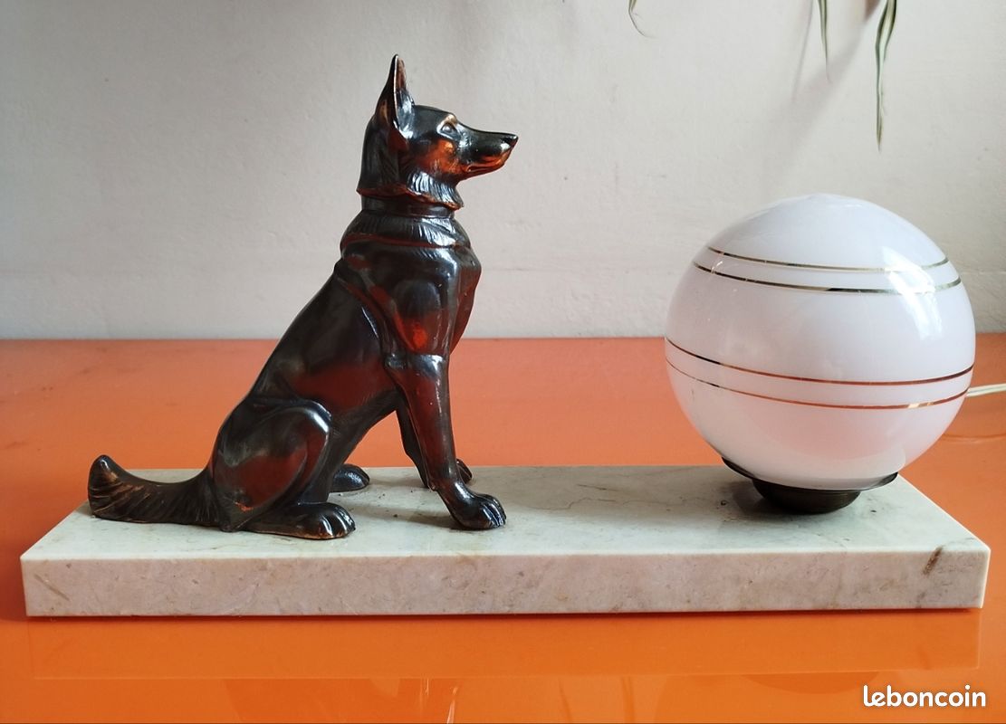 Lampe veilleuse de chevet ancienne période Art déco années 40 / 50 chien en régule support en marbre (image 1)