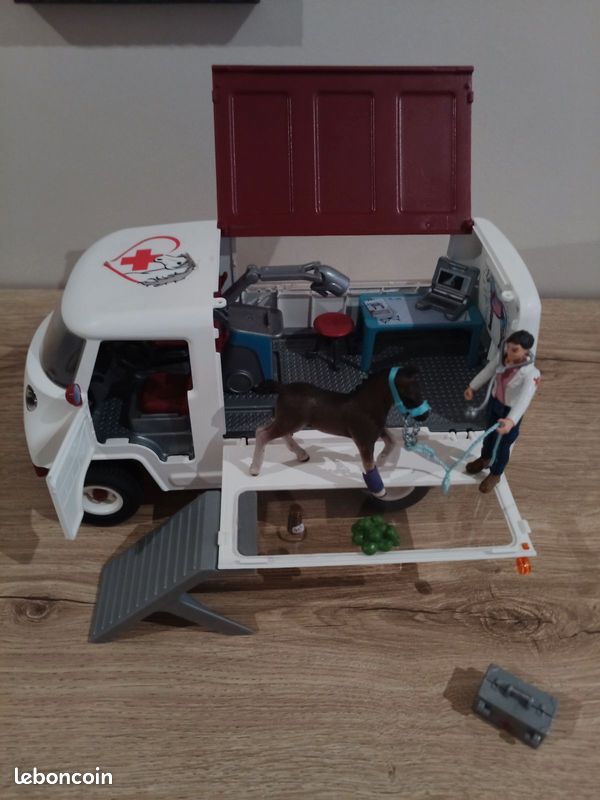 Schleich " vétérinaire mobile avec poulain Hanovrien" (image 1)