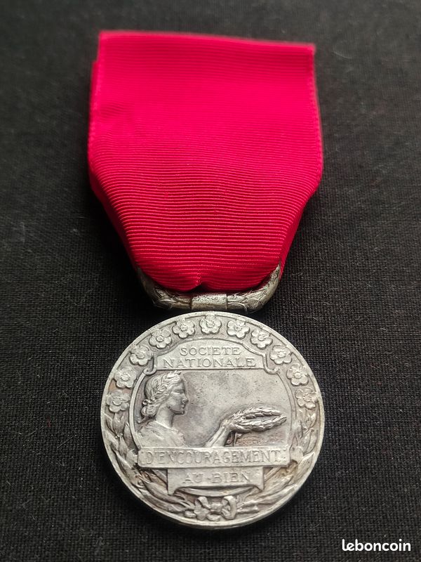 Médaille Ancienne Société D'Encouragement Au Bien (70-48/64, France)