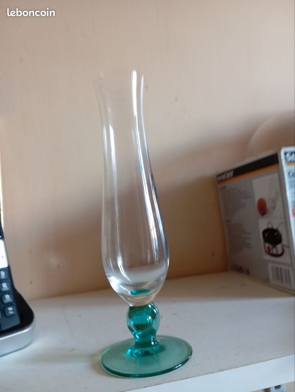 Vase flûte au pied vert très fin pour accueillir rose (image 2)