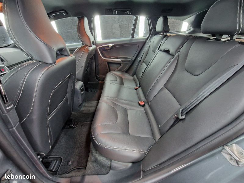 Volvo V60 D2 120CH MOMENTUM GEARTRONIC * ATTELAGE * BLUETOOTH * RADAR (image 11)