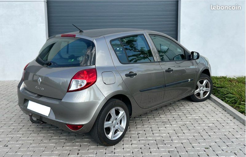 RENAULT CLIO 3 1.2 16v 75ch TOMTOM - JANTES - CLIMATISATION (image 4)