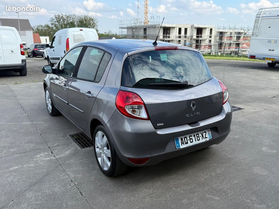 RENAULT Clio III 5 Portes Phase 2 1.5 dCi 85 cv (image 4)
