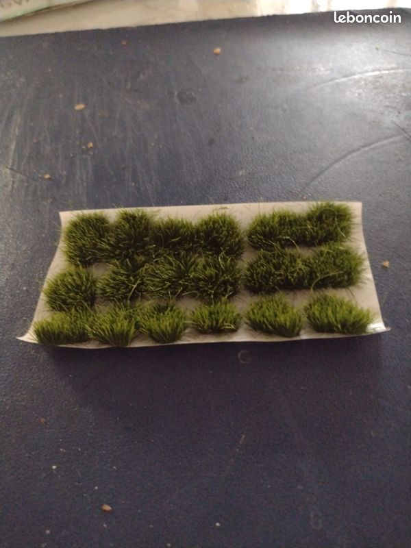 Lot de 18 touffes d' herbe miniatures pour décoration réseau de train électrique - Modélisme