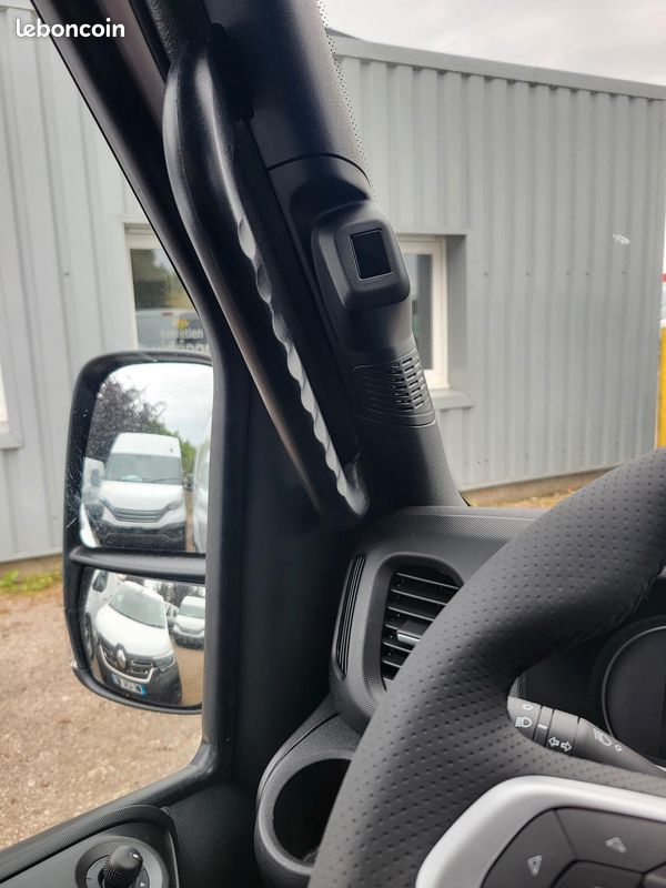 IVECO DAILY 35S18 HA8 V12 FOURGON PACK COMFORT 03 PLACES comme NEUF avec BOITE AUTO + MOTEUR 3 LITRES + CAMÉRA + RADARS + PORTES 270 DEGRÉS + SIEGE SUSPENDU + PHARES FULL LED ( Prix Vente 43 990 HT ) (image 7)