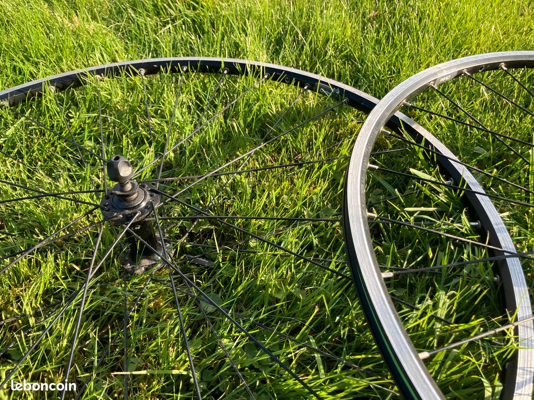Roue à pneu 700C SHIMANO arrière RS100 10/11v noire