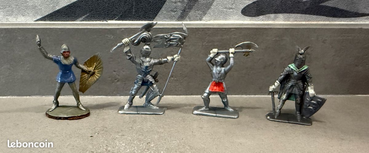 Lot de 4 figurines de chevaliers vintages en plastique (image 1)
