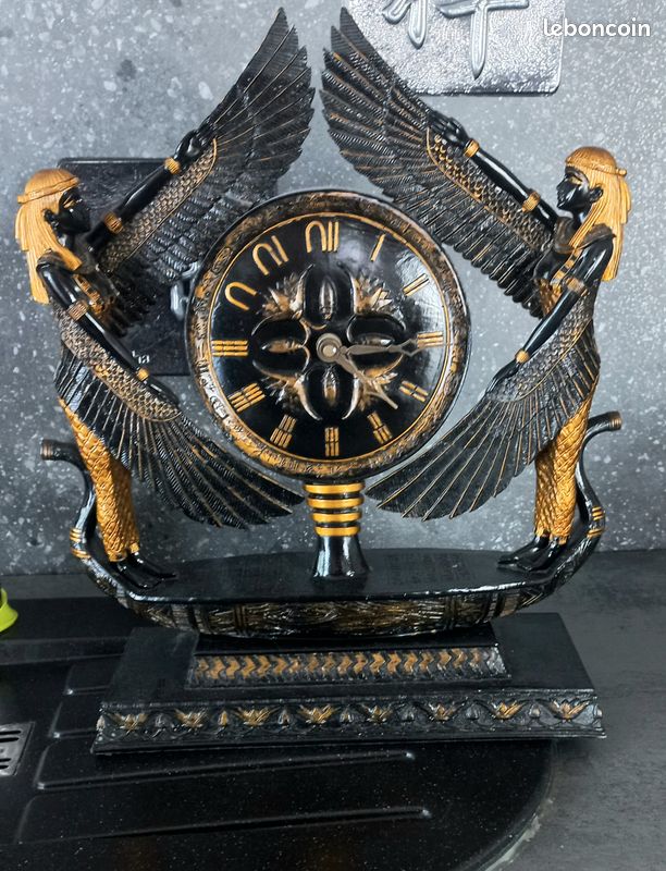 Horloge décorative Design Toscano – Les Ailes d’Isis (image 1)