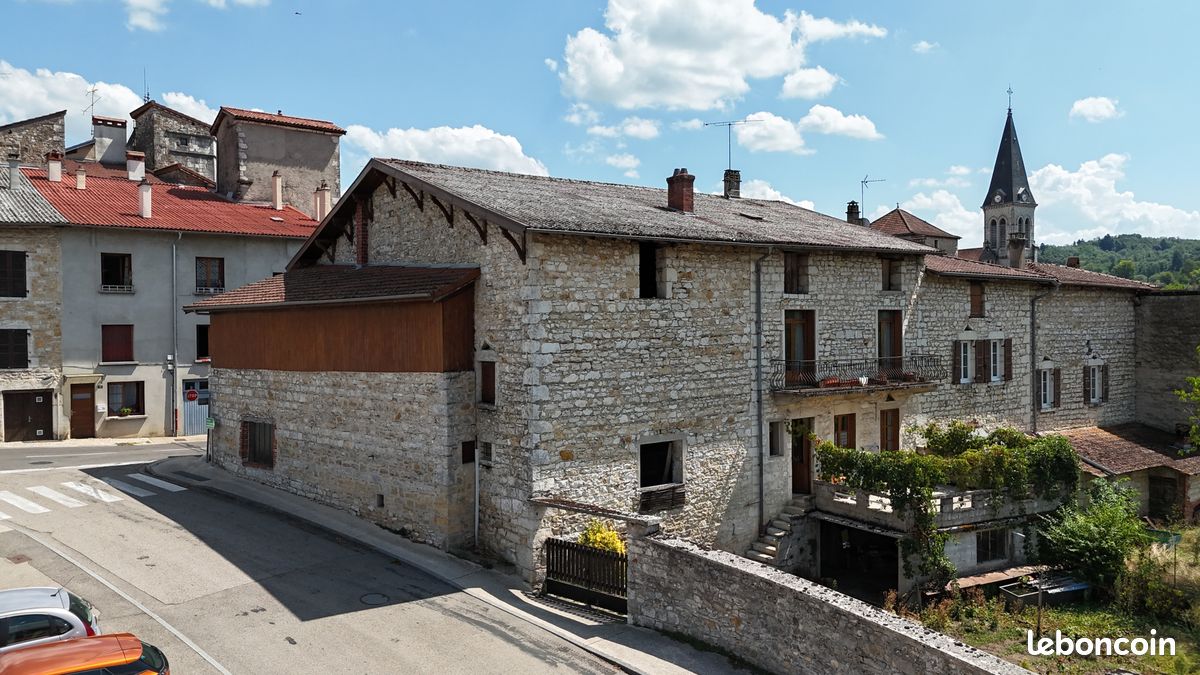 Maison 9 pièces 266 m² · à Poncin · 266 m² · 240 000 €