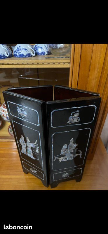 Paravent à 6 panneaux en bois laqué et sculpté - Décorations double face - Chine - Vers 1950 | €2,700