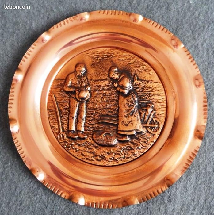 Plat décoratif breton en cuivre sculpté (image 1)