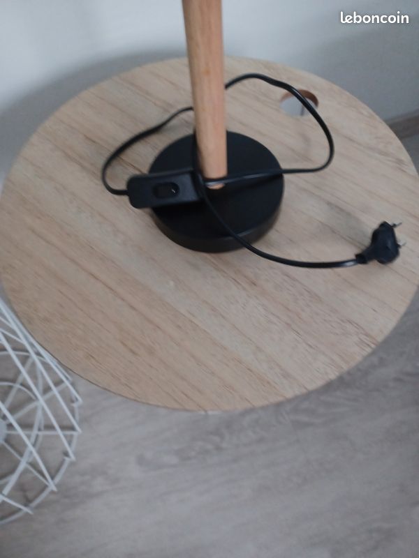 Table de nuit avec lampe (image 2)
