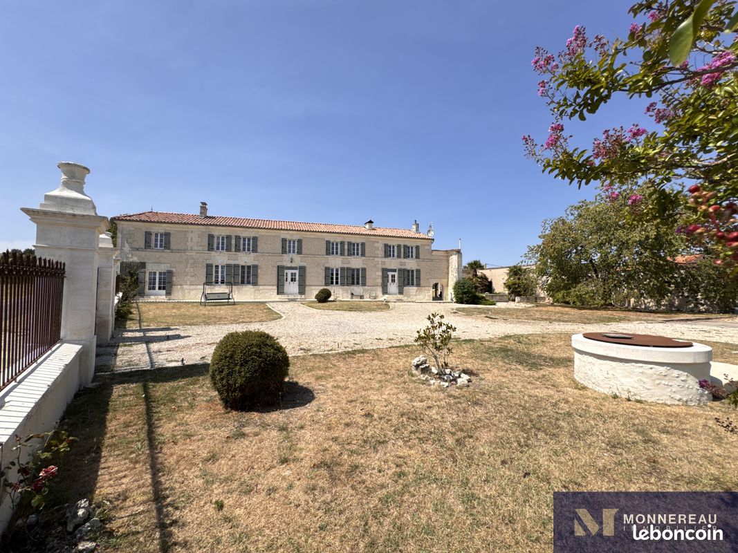Maison 7 pièces 379 m² · à Mouthiers-sur-Boëme · 379 m² · 585 200 €