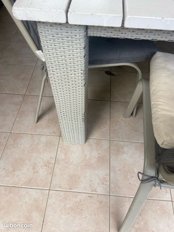 Table en bois et chaises (image 2)