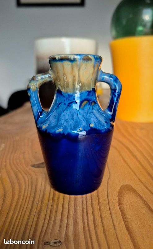 Petit vase en céramique en forme d'amphore (image 1)