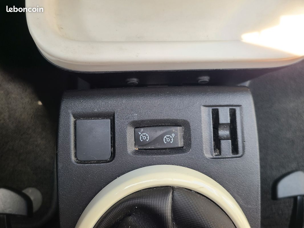 RENAULT TWINGO 1.0 SCE 70 INTENS/ MOTEUR A CHAINe (image 9)