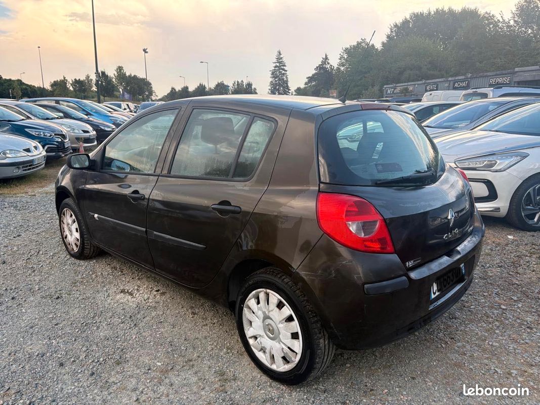 RENAULT CLIO III 1.5dci 5 Portes 68 cv (image 8)