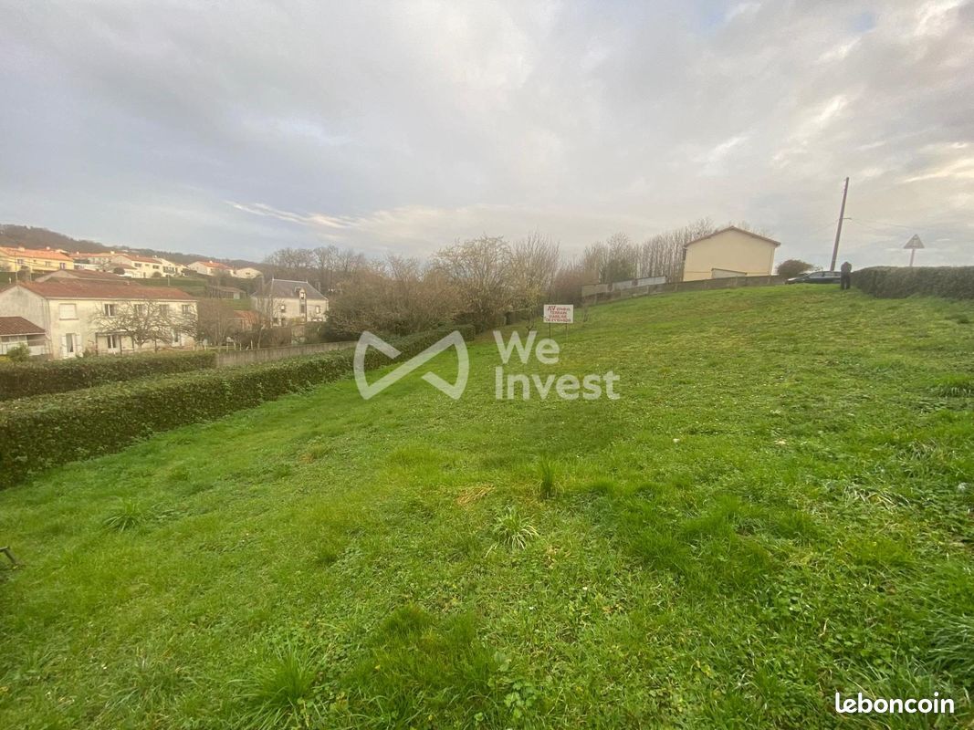 Terrain 1048 m² · à Pouzauges · 1 048 m² · 28 000 €