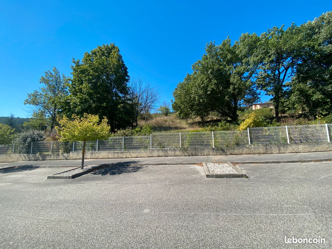 Terrain constructible 998 m² – Clos, arboré, hors lotissement · à Saint-Uze · 103 000 €