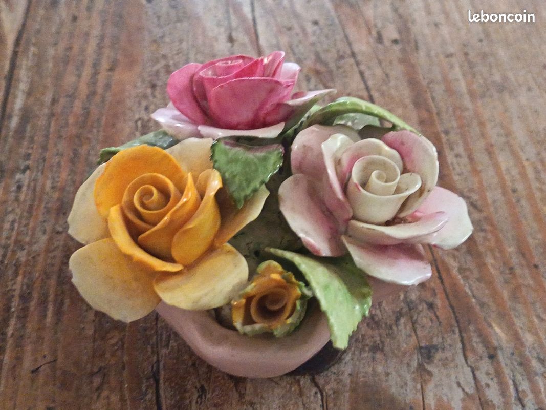 Petite sculpture porcelaine panier de fleurs (image 1)