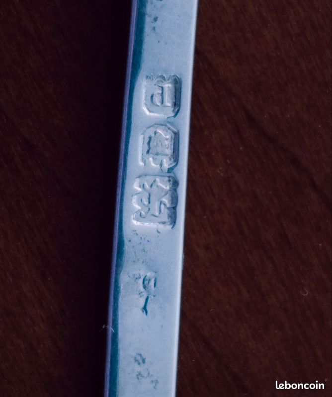 Quatre Cuillères à Café En Argent. La Spatule De Forme Violonnee Soulignee De Filets Ornee D Une Coqu