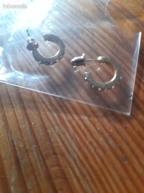 Une paire de très jolie anneau boucle d'oreille plaqué or et pierres grises finement ciselés (image 1)