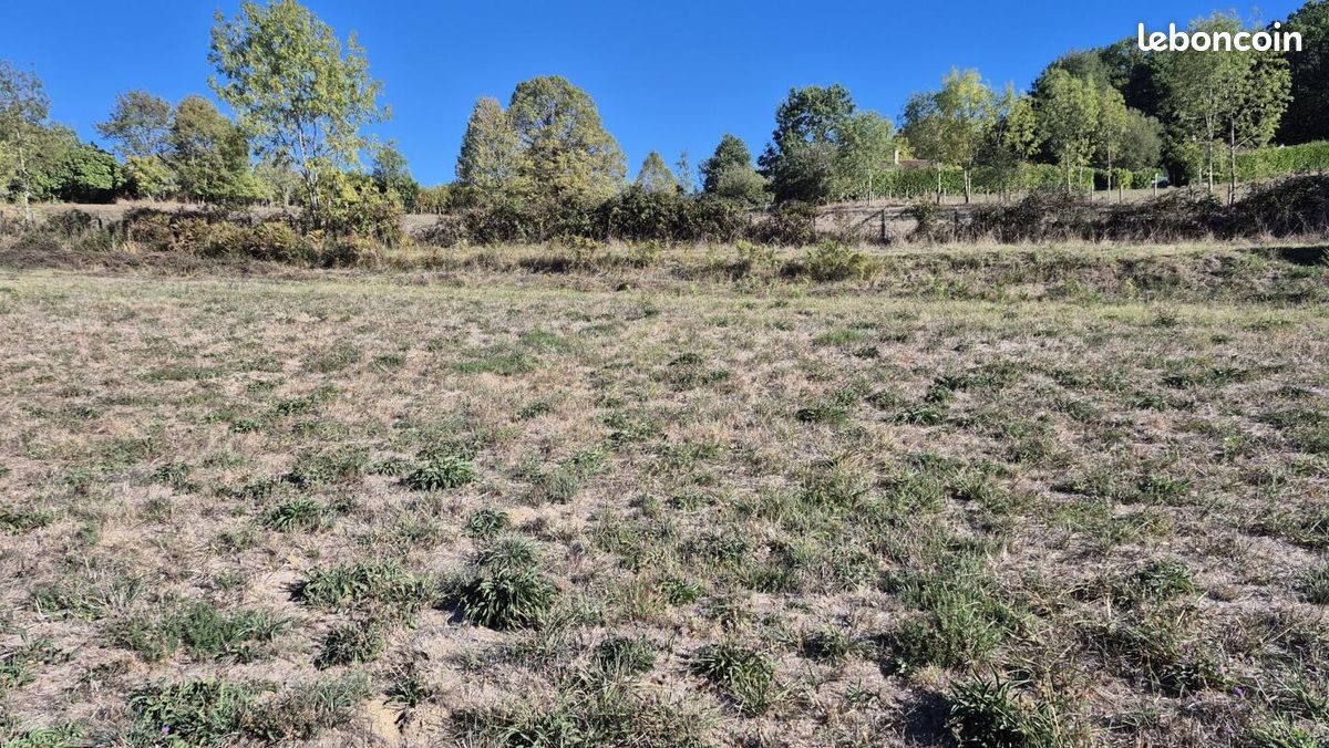 Terrain 1 470 m² Nontron · 12 000 €