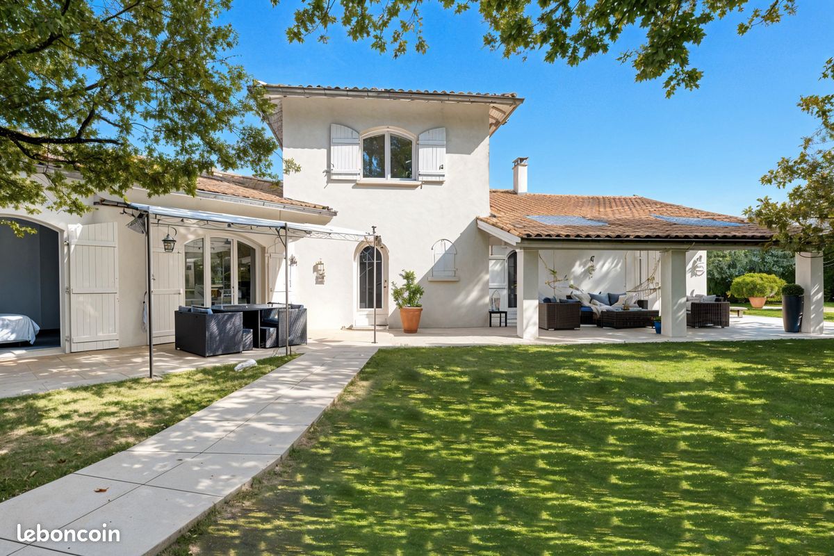 Maison 10 pièces 255 m² · à Saint-Genis-les-Ollières · 255 m² · 1 169 000 €