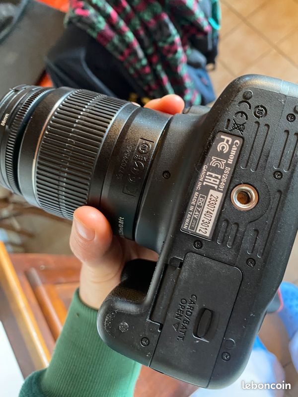 Appareil photo reflex numérique Canon EOS 5D (de face