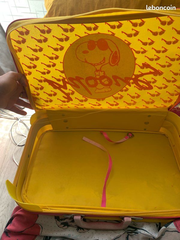 Grande Valise En Cuir Vintage Verte Avec Autocollants De Voyage Png