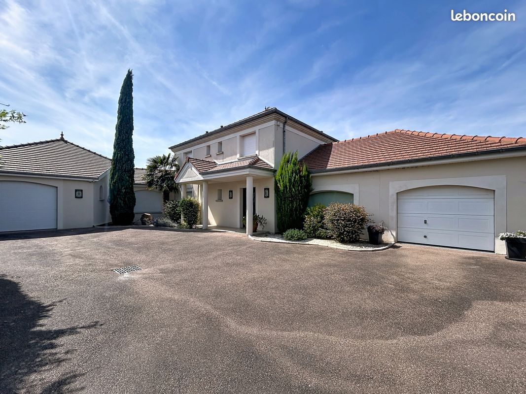 Maison 8 pièces 264 m² · à La Rivière-de-Corps · 264 m² · 559 000 €