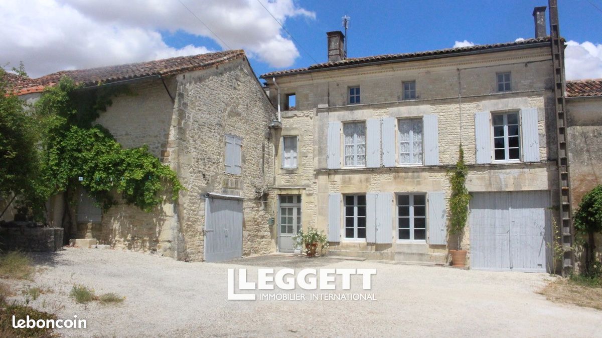 Maison 8 pièces 245 m² · à Neuvicq-le-Château · 245 m² · 423 990 €