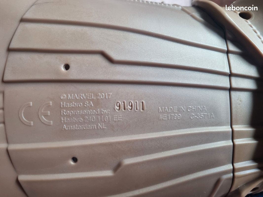 Gants électronique Hasbro Marvel Thanos de collection numéroté 91911 (image 4)