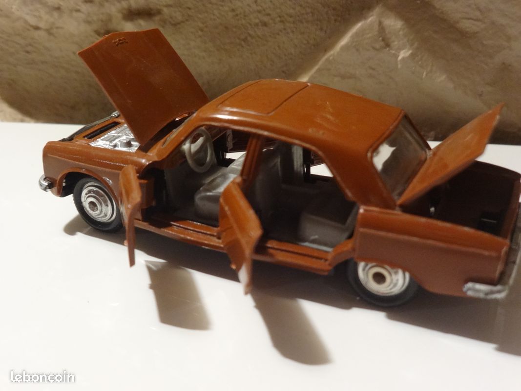Miniature Peugeot 304 Berline - Norev 1/43 - Voiture De Collection Neuve