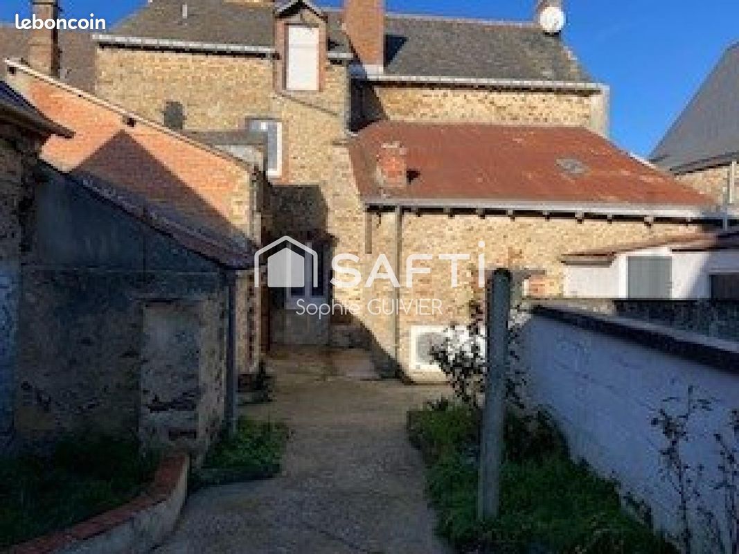 Maison 7 pièces 115 m² · à Brée · 115 m² · 77 900 €