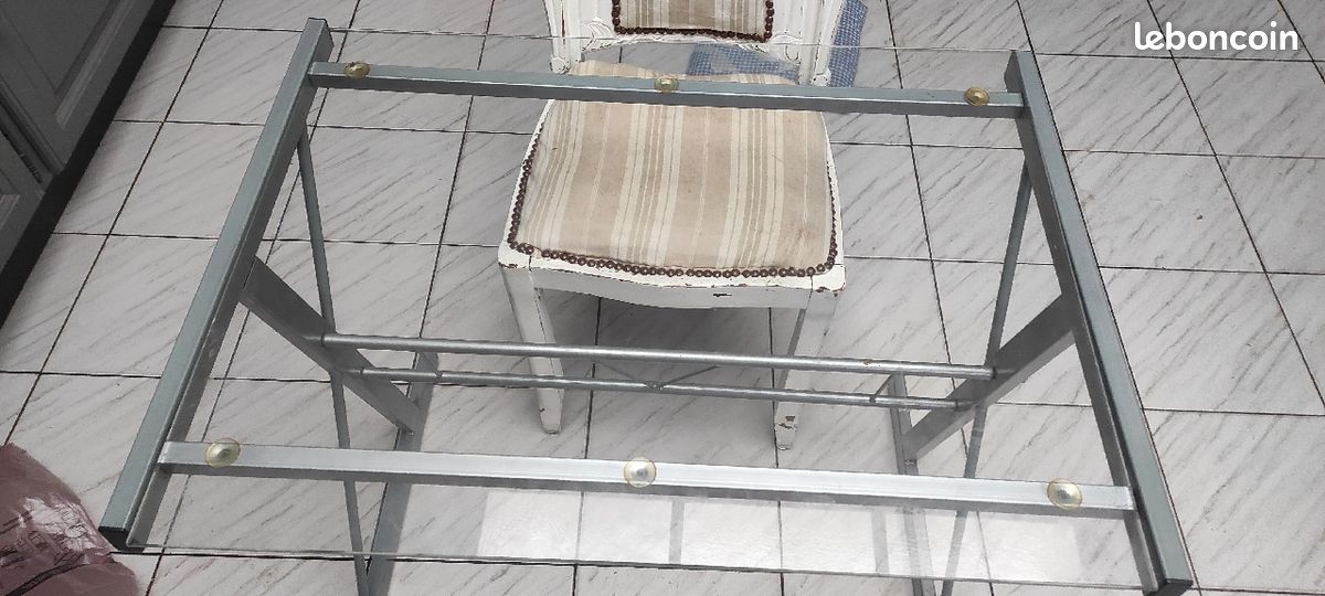 Bureau avec un plateau en verre (image 2)