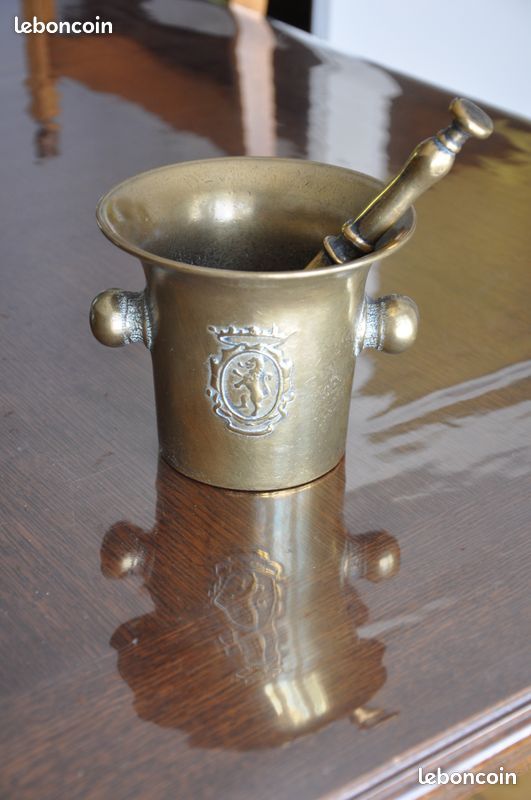 ANCIEN MORTIER D'APOTHICAIRE en bronze avec blason au lion. EUR 39,00