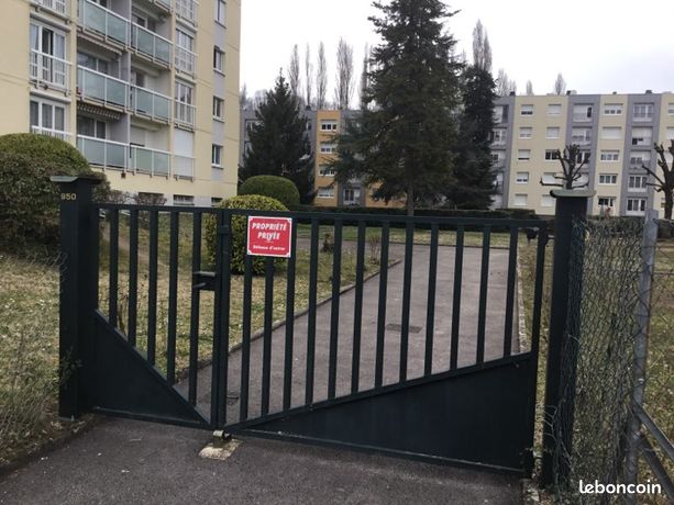 https://img.leboncoin.fr/api/v1/lbcpb1/images/15/c6/93/15c69359513017ea0165ed5f6177c4f242495aa3.jpg?rule=ad-image